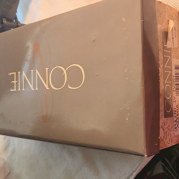 EUC Vintage Connie OPULENT IV IVORY 9B 2 INCH heel - Picture 8 of 8